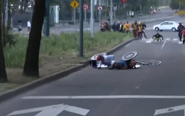 Baches provocan caídas de dos atletas en el Maratón de la CDMX (VIDEO)