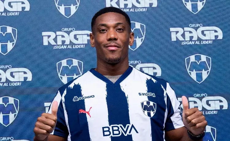¡Sonó la alerta sísmica en plena presentación de Anthony Martial con Rayados! (VIDEO)