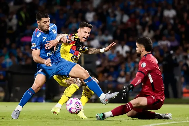 Cruz Azul acaba con los fantasmas y vence al América 