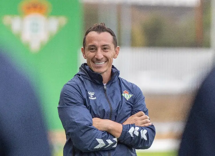 Andrés Guardado arranca su camino como entrenador en España