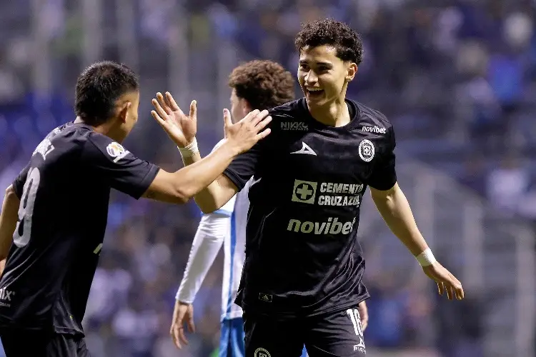Cruz Azul golea a Puebla y es el nuevo líder de la Liga MX  