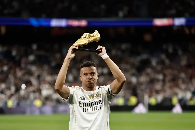 Kylian Mbappé ofrece su Bota de Oro al Bernabéu (VIDEO)
