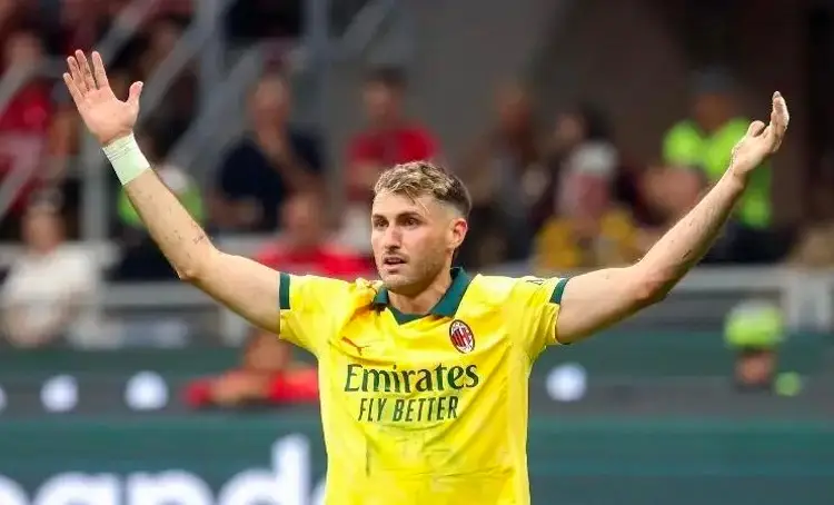 Santiago Giménez dejaría al AC Milan para jugar en la Premier League 