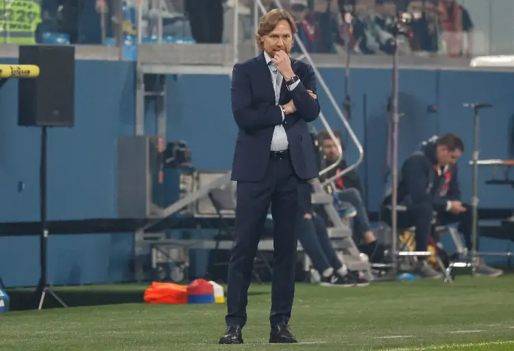 El mexicano Luis Chavez se queda sin técnico en Rusia