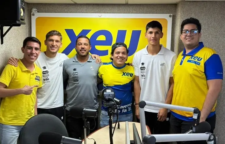 Futbolistas del Santos de Brasil visitan la cabina de XEU ¿Qué hacen en Veracruz?