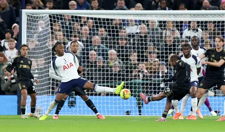 Raúl Jiménez y Fulham vencen al Tottenham y se alejan de la zona de descenso