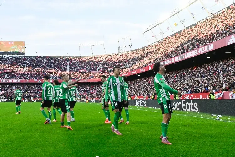 Real Betis vence al Sevilla en un derbi con un ambiente caliente