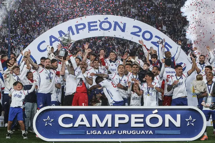 Ex futbolistas de la Liga MX se coronan campeones de la Primera División de Uruguay