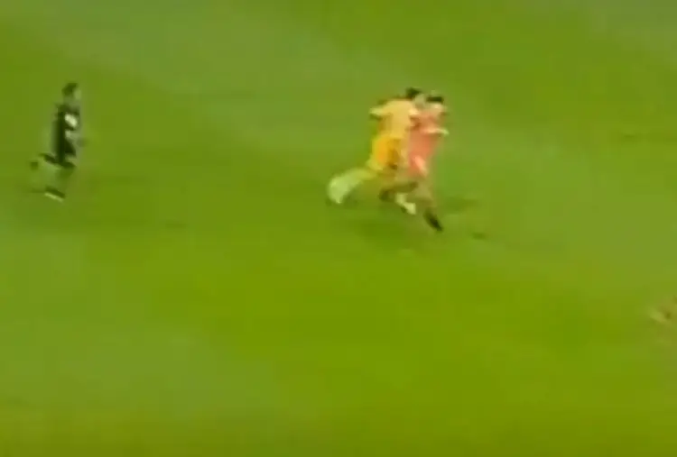 ¡No supo perder! Vigón golpea por la espalda a jugador de Toluca tras ser campeones (VIDEO)