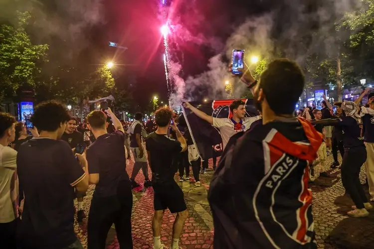 Cuarenta fans del PSG son detenidos en París por generar disturbios 