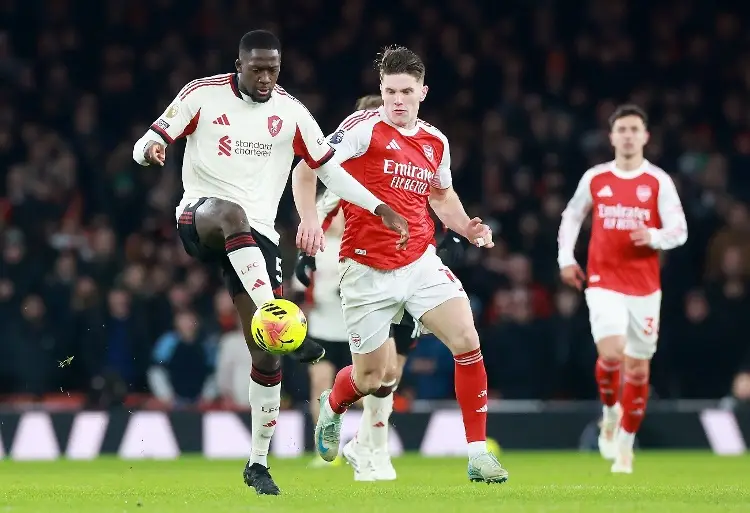 Arsenal se anula con Liverpool y le da vida al Manchester City en la Premier League