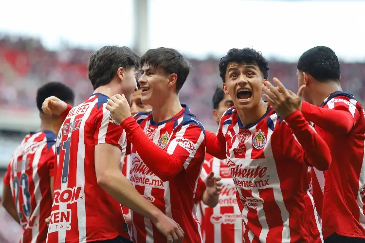 ¡Dominando! Chivas se estrena con victoria ante Pachuca