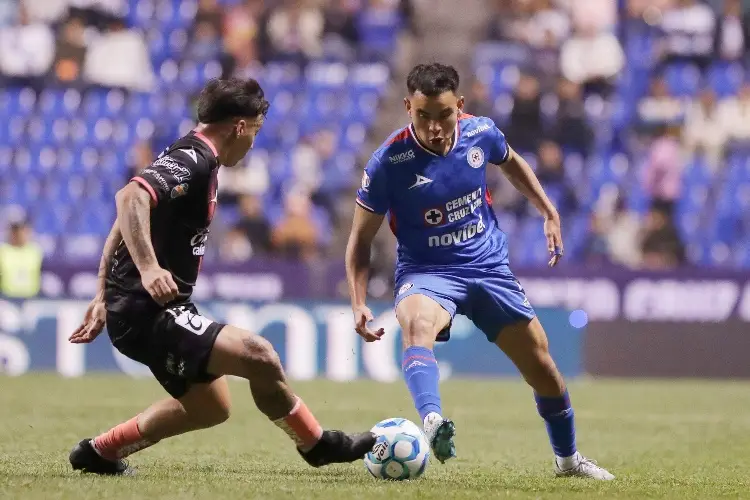 Con un jugador más, Cruz Azul sufre pero vence a Puebla