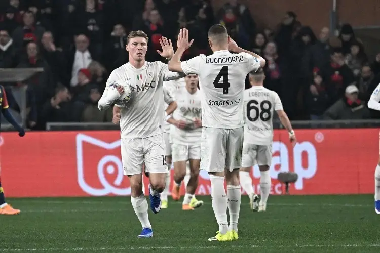 Napoli se impone al Genoa de Johan Vásquez  en la Serie A