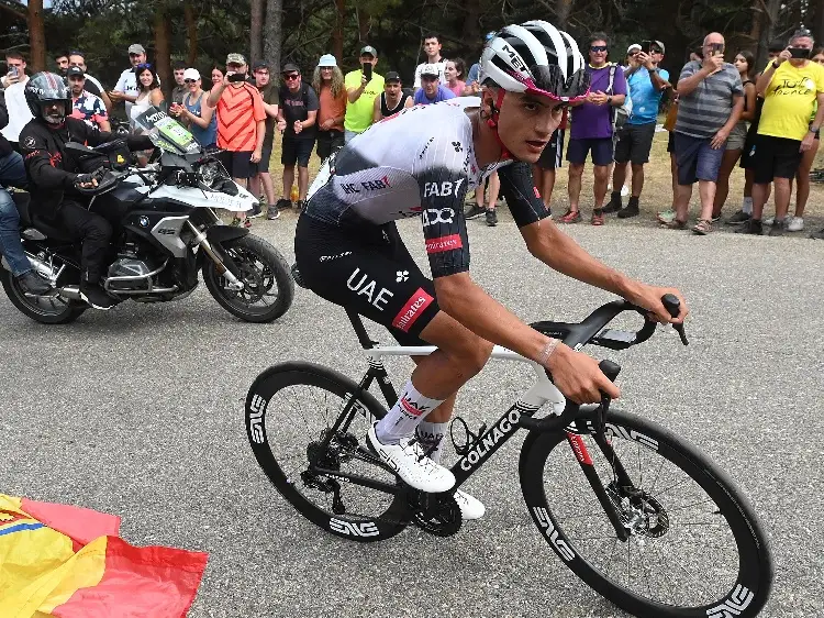 Isaac del toro brilla y lidera primera etapa del UAE Tour