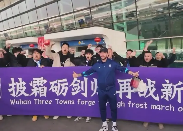 DT mexicano llega a China y es recibido como todo un ídolo (VIDEO)