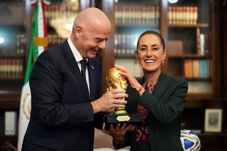 Sheinbaum sostiene llamada con Infantino para garantizar Mundial 2026