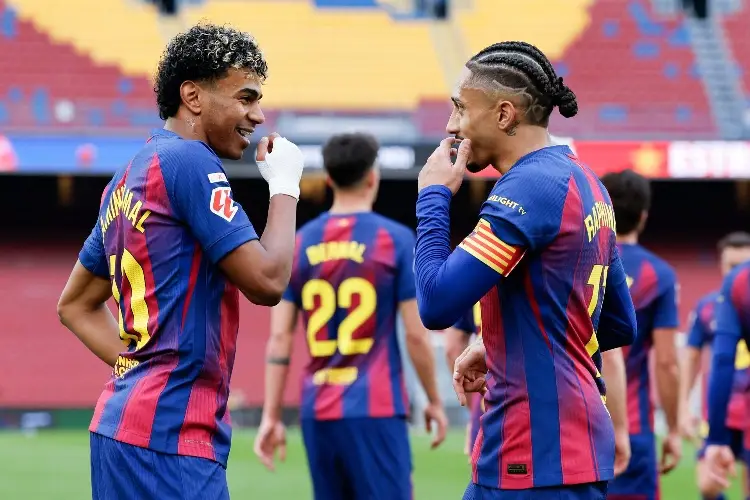 Barcelona gana, gusta y golea al Villarreal para mantener el liderato 