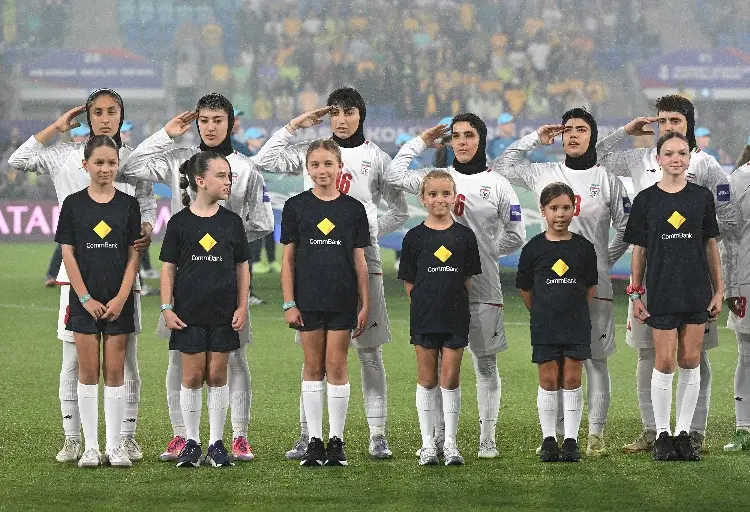 Futbolistas de Irán rompen silencio y cantan el himno en Copa de Asia