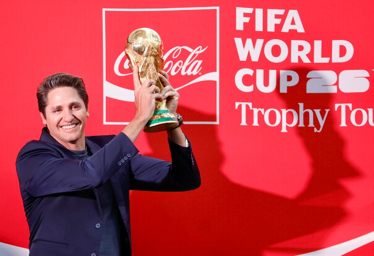 El campeón del mundo, Edmílson disfruta levantar el trofeo del Mundial en Veracruz (VIDEO)