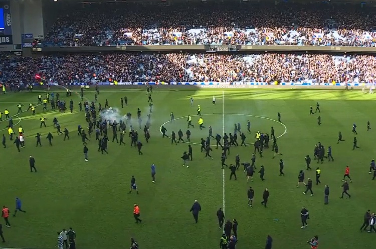 Mexicano Julián Araujo y Celtic ganan el Clásico de Escocia, pero se desata caos entre aficionados (VIDEO)