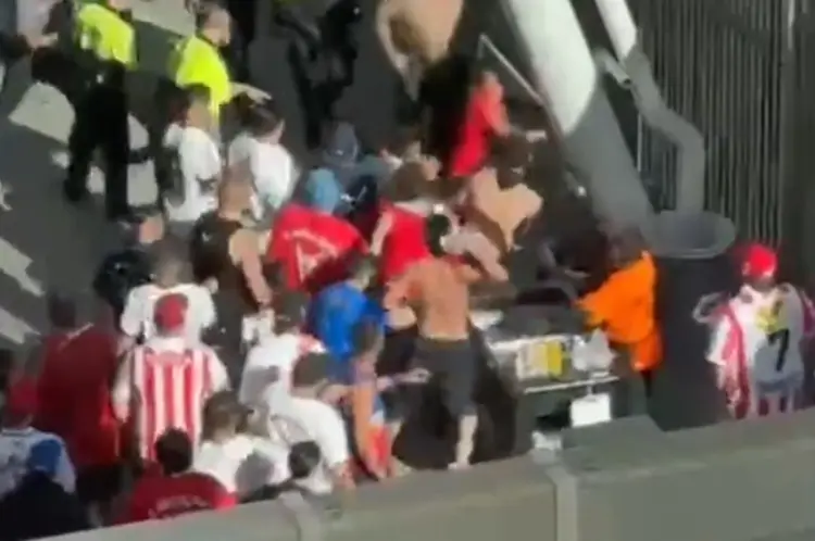 ¡Lamentable! Pelea campal entre aficionados previo al Chivas vs Atlas en Estados Unidos (VIDEOS)