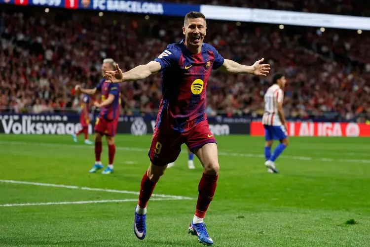 Lewandowski acerca el título a un Barcelona que le ganó al Atlético de Madrid 