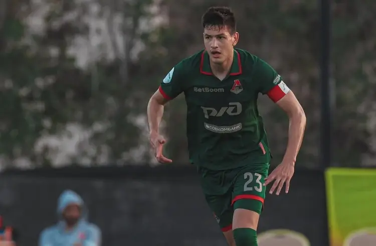 ¡Defensa goleador! César Montes anotó gol pero no pudo impedir la derrota de su equipo