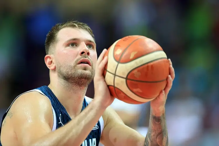 NBA: Luka Doncic busca acelerar su recuperación previo al arranque de los playoffs