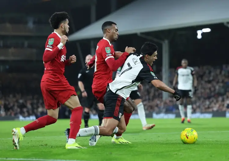 Raúl Jiménez y Fulham tropiezan en campo del Liverpool 