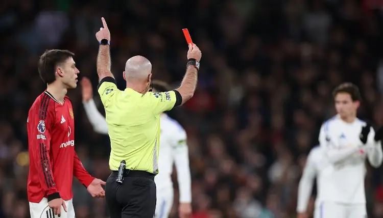 ¡Increíble! Lo expulsan por jalarle el cabello a un rival en la Premier League 