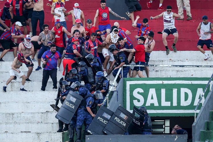Fuertes sanciones tras violencia en el Clásico de Paraguay que dejó más de 70 heridos