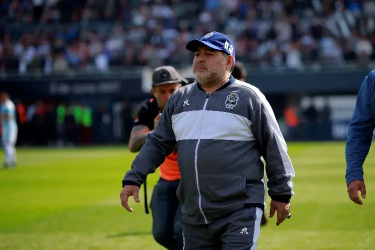 Expareja de Maradona describe los últimos días : 'Hinchado, barbudo, con mal olor'