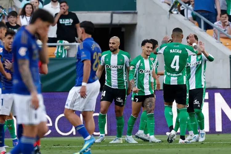 Real Betis golea al Oviedo con Fidalgo viendo desde la banca