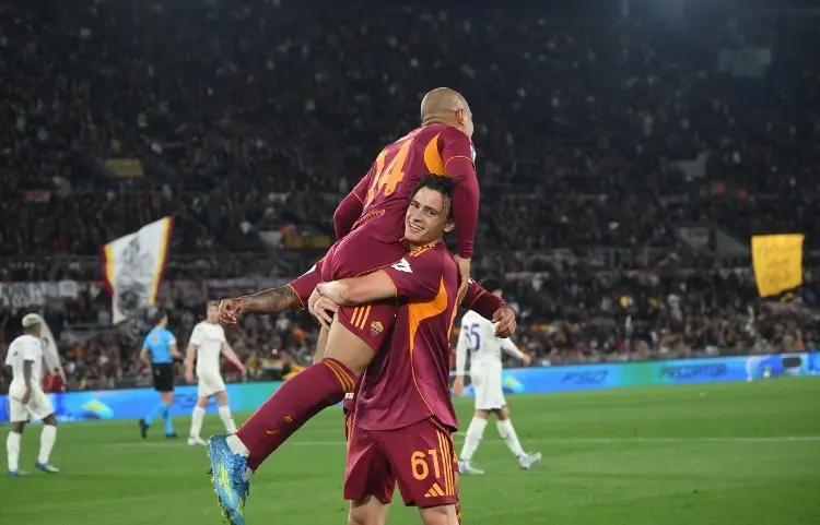 Roma golea a la Fiorentina y se acerca a zona de Champions League 