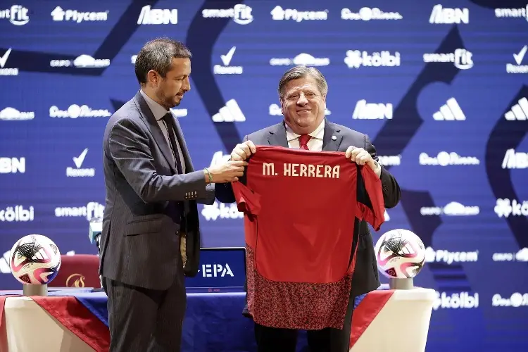 Después de salir en todos lados, Miguel Herrera es presentado como DT de Atlante (VIDEO)