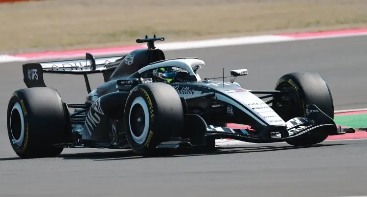 F1: Kimi Antonelli gana el GP de Canadá y 'Checo' Pérez vive un mal día