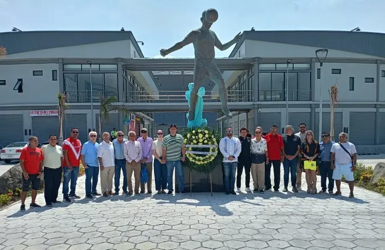 Rinden emotivo homenaje a Luis 'Pirata' de la Fuente por su 54 aniversario luctuoso