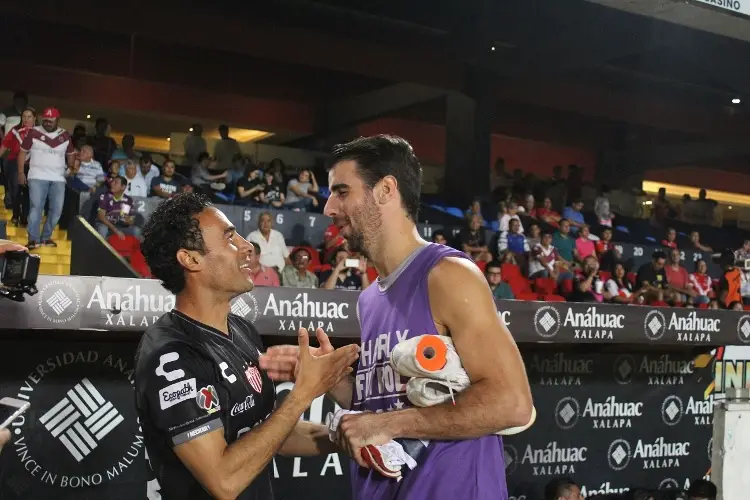 ¡Se volvió morado! Ex capitán de los Tiburones Rojos llega al Racing de Veracruz