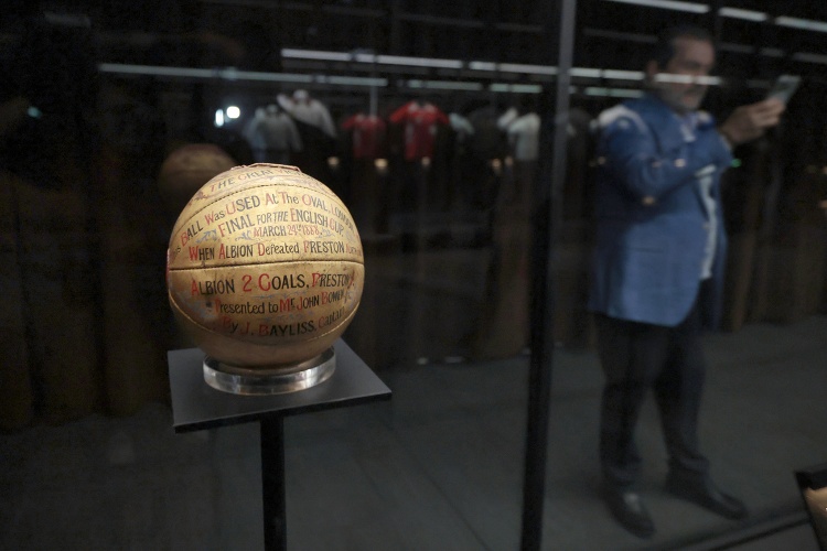 Museo en México presenta colección con objetos de Pelé y Messi 