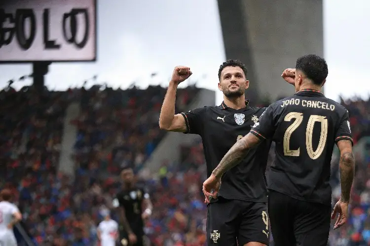 ¿Adiós a Santi Giménez? AC Milan planea oferta histórica por un nuevo delantero