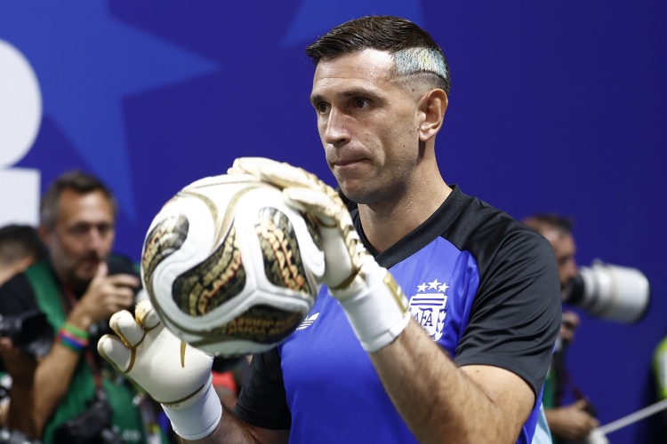 'Dibu' Martínez se convierte en el portero argentino con más participación en mundiales