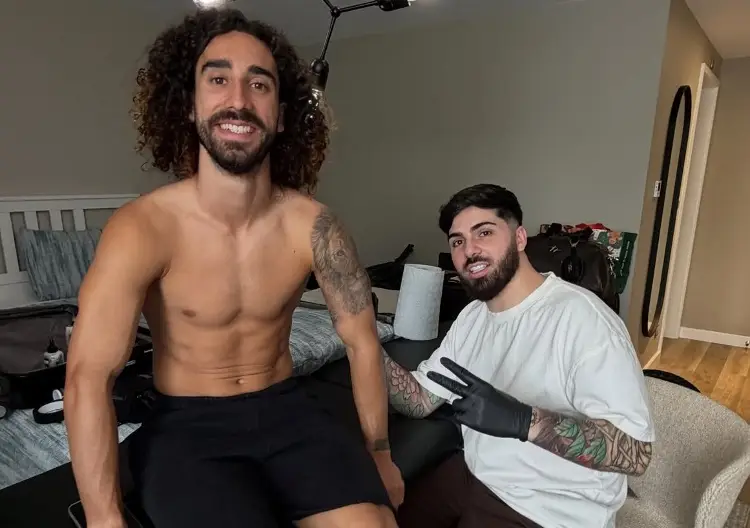 ¡Sí cumplió! Cucurella se tatúa la cara del DT de España por ganar el Mundial
