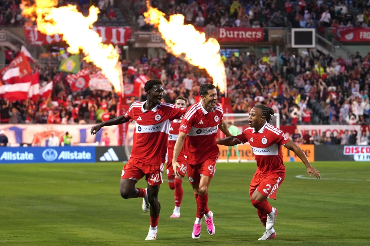 Lewandowski debuta con doblete en casa y lidera remontada del Chicago Fire