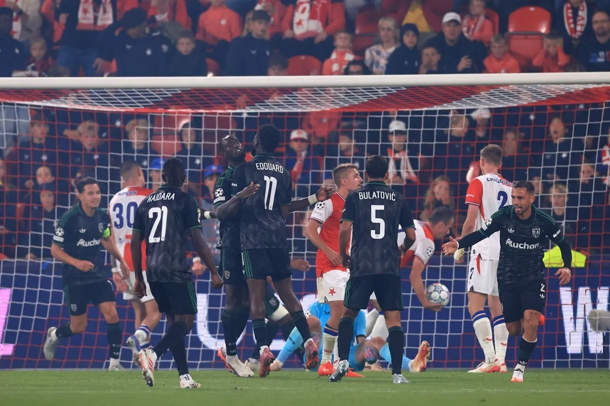 Lens logra épica remontada ante el Slavia Praga en la Champions League 