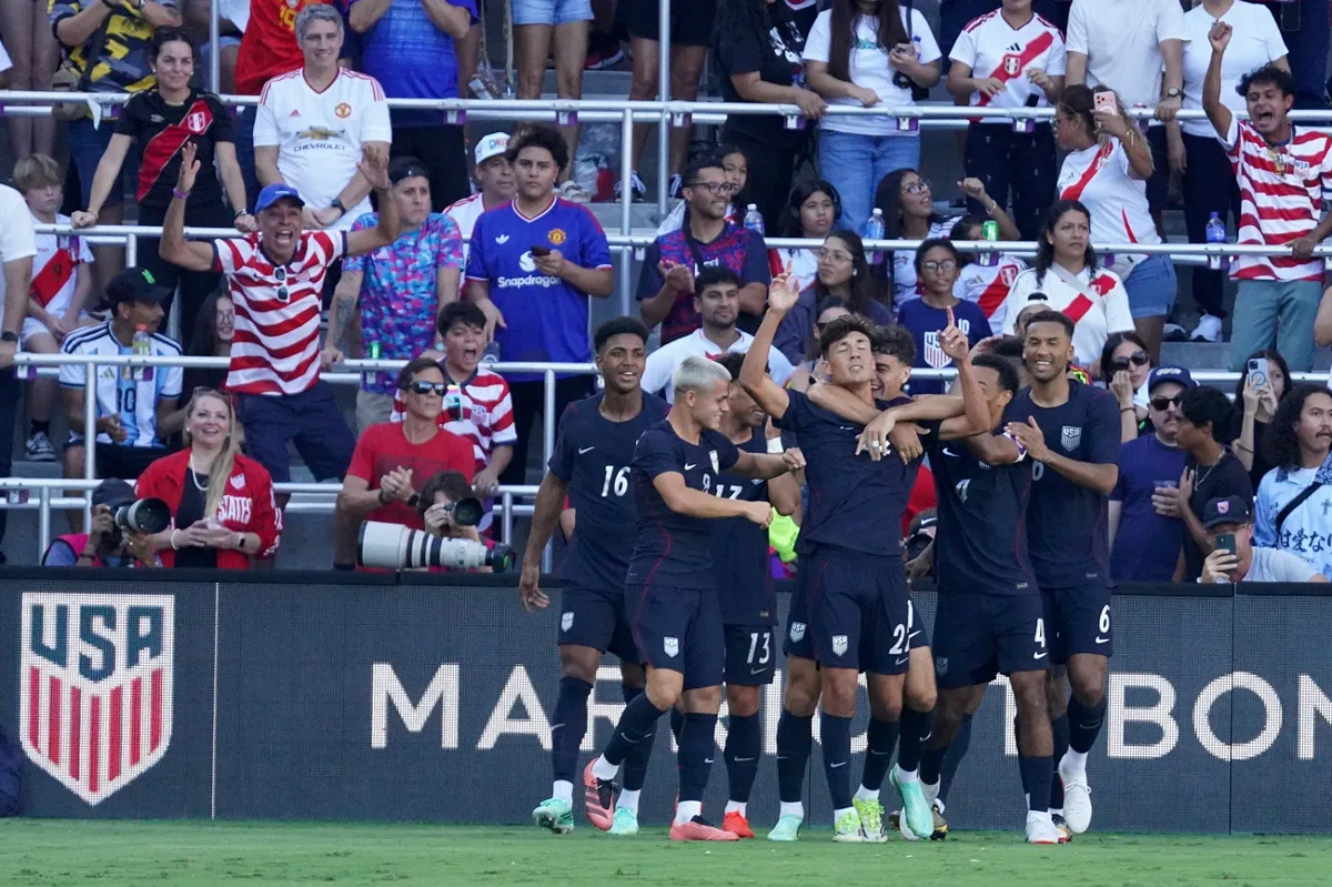 Estados Unidos golea a Perú en un partido marcado por la polémica