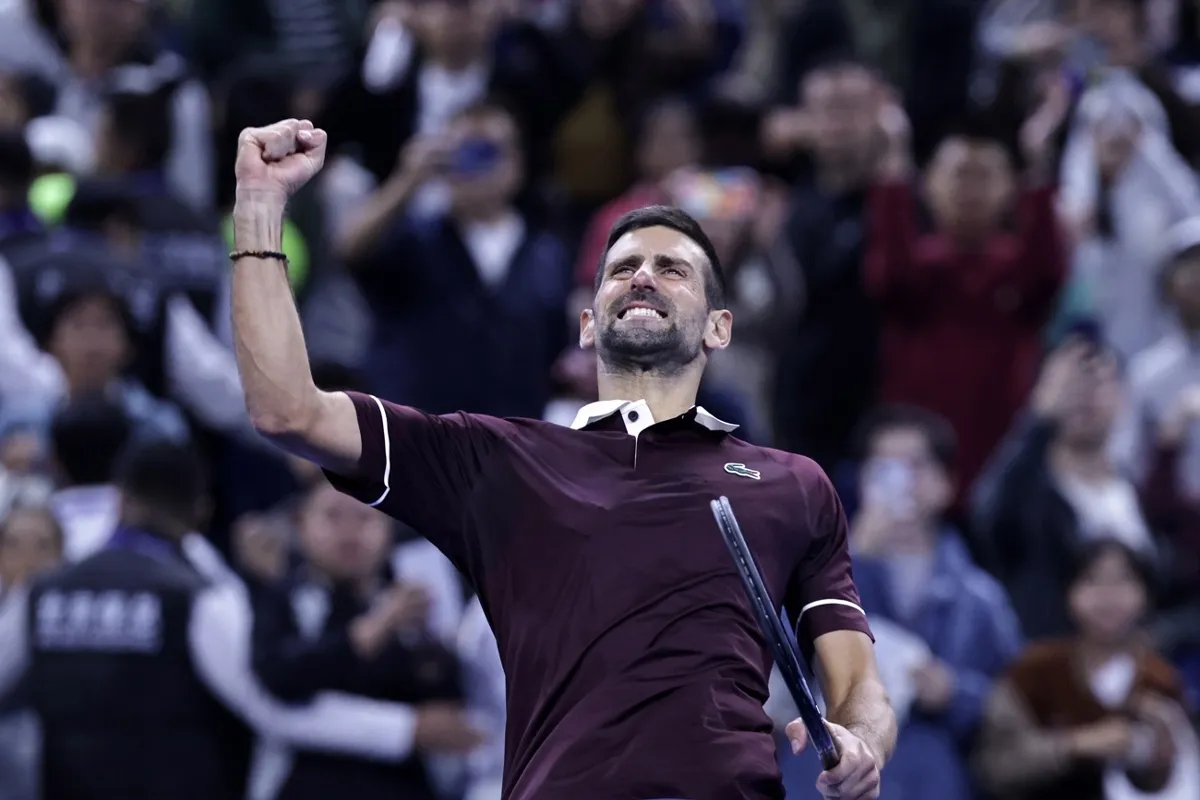 Novak Djokovic iguala récord de Rafael Nadal y avanza a cuartos de final en Pekín