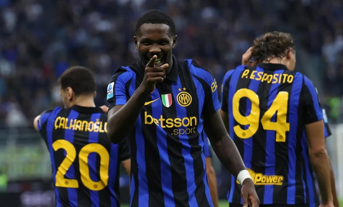 Inter de Milán golea y toma el liderato en la Serie A 