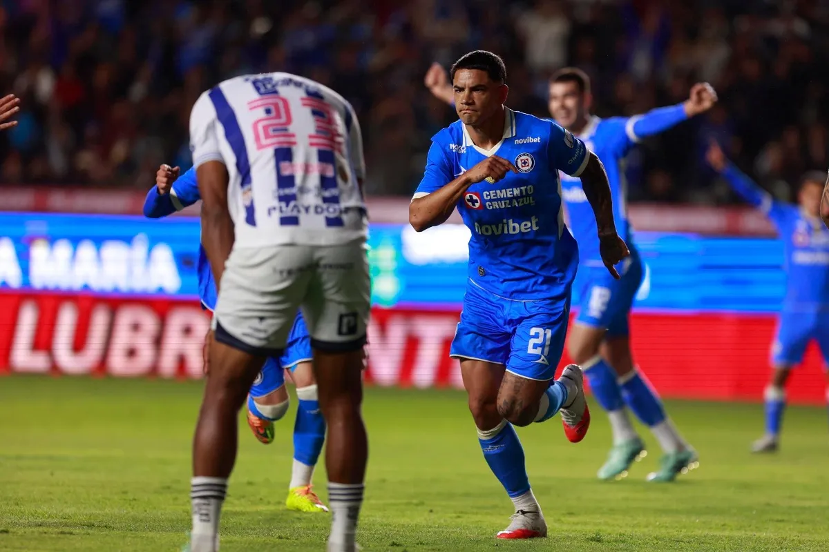 Cruz Azul gana en Pachuca y también persigue al líder América 