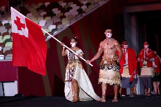 Abanderado de Tonga en Tokyo 2020 recauda fondos por tsunami y erupción